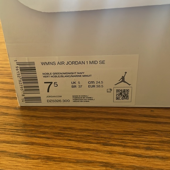 WMNS AIR JORDAN 1 MID SE - Picture 15 of 15